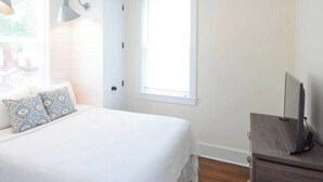 4 bedrooms, iron/ironing board, travel cot, WiFi - Spacious 4bd w. Balconies, Heart of Downtown! (Charleston)