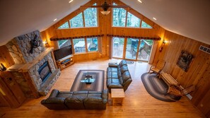 Fernseher, Kamin, DVD-Player, Tischfußball