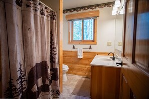 Bathroom - The Bear Trap Private Lodge @ Timber Bay (Babbitt)