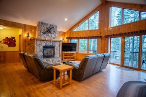 TV, fireplace, DVD player, foosball - The Bear Trap Private Lodge @ Timber Bay (Babbitt)
