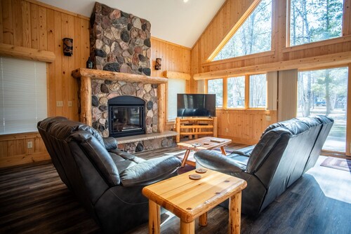 The Bent Paddle Private Lodge at Timber Bay (CB14)