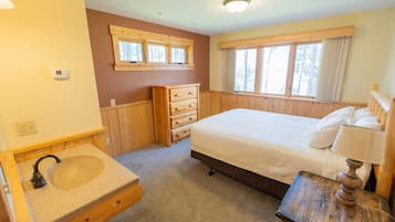 5 bedrooms, iron/ironing board, WiFi, bed sheets