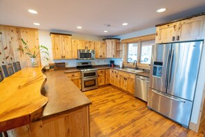 Coffee/tea maker, fridge, microwave, oven - The Hefty Logger Private Lodge at Timber Bay (CB15) (Babbitt)
