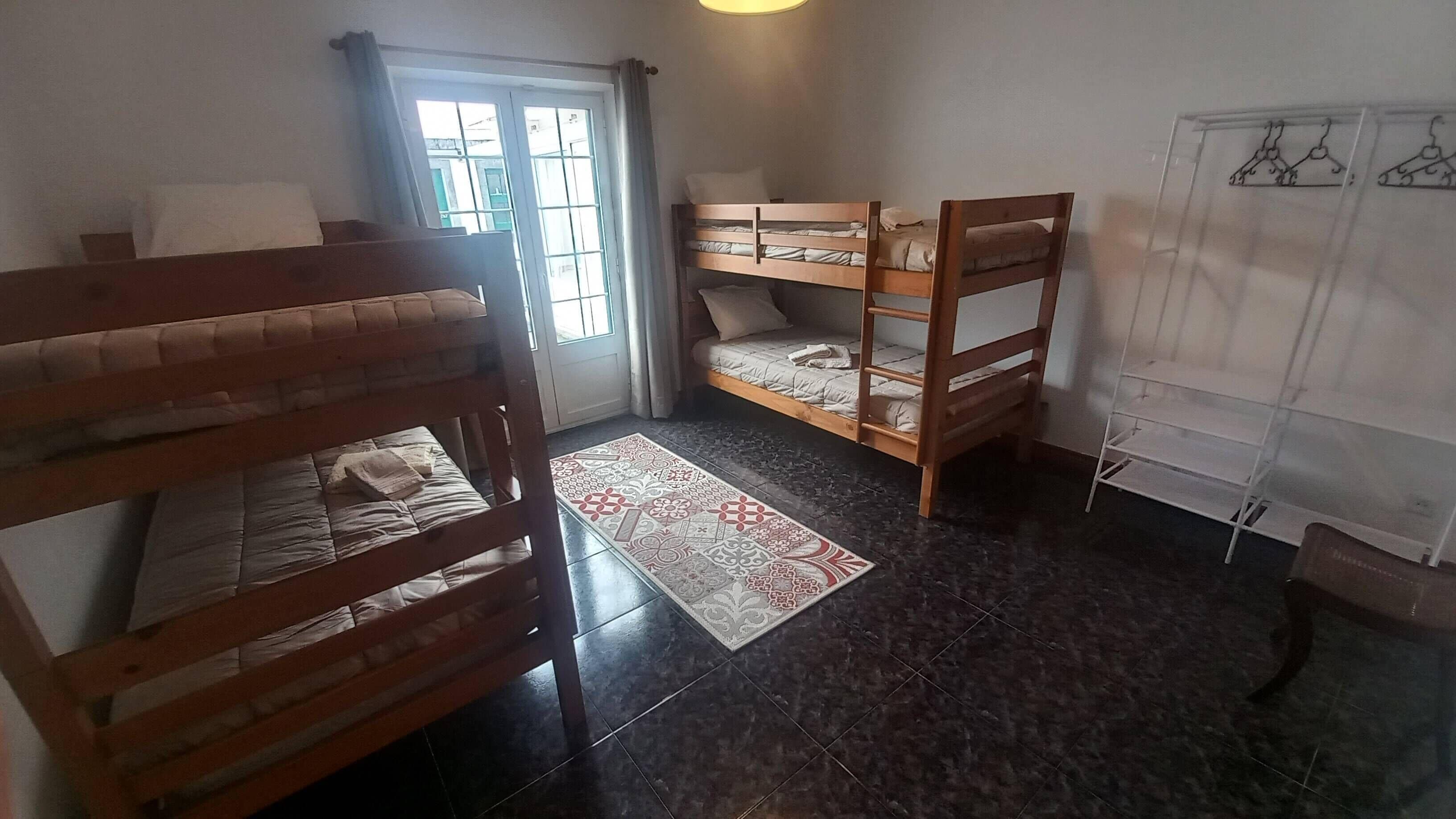 5 habitaciones, internet y ropa de cama 