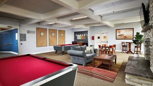 Games room - Come Stay at G208 Secluded One Bedroom Unit Near the Ocean (Oceanside)