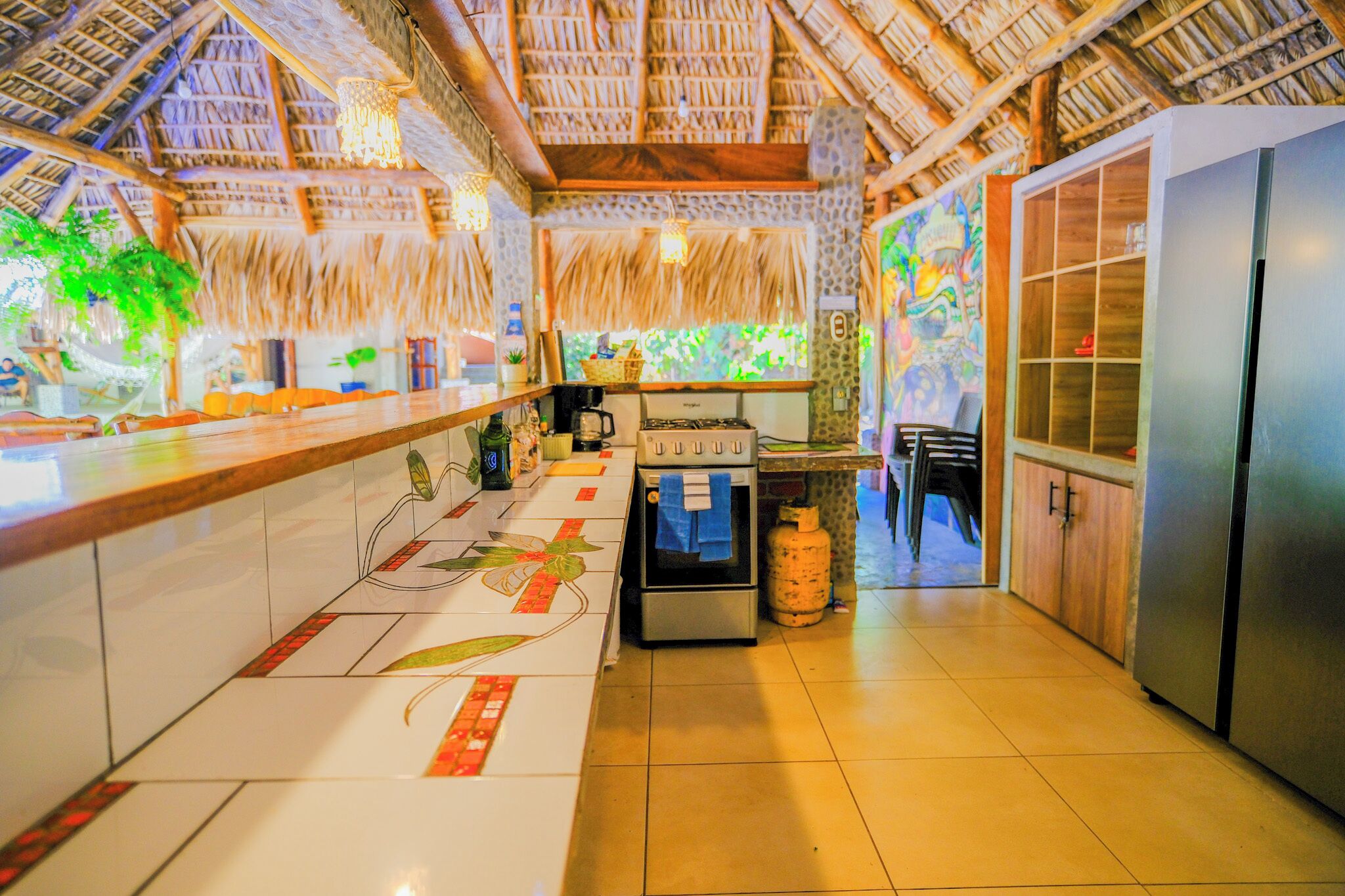 Refrigerador con freezer, microondas, horno, utensilios de cocina