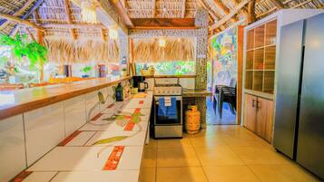Refrigerador con freezer, microondas, horno, utensilios de cocina