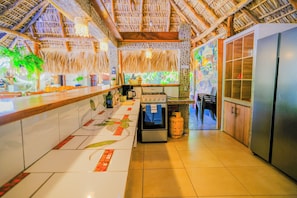 Refrigerador con freezer, microondas, horno, utensilios de cocina