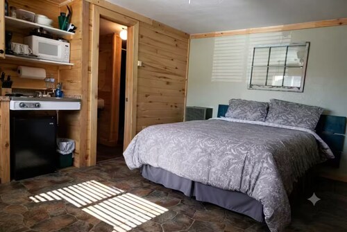 Cabin#4 in Lake George Cabins & RV Park