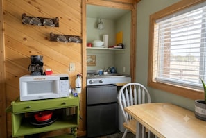 Private kitchen - Cabin#7 in Lake George Cabins & RV Park (Lake George)