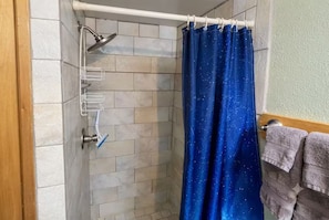 Shower, towels, soap, shampoo - Cabin#8 in Lake George Cabins & RV Park (Lake George)