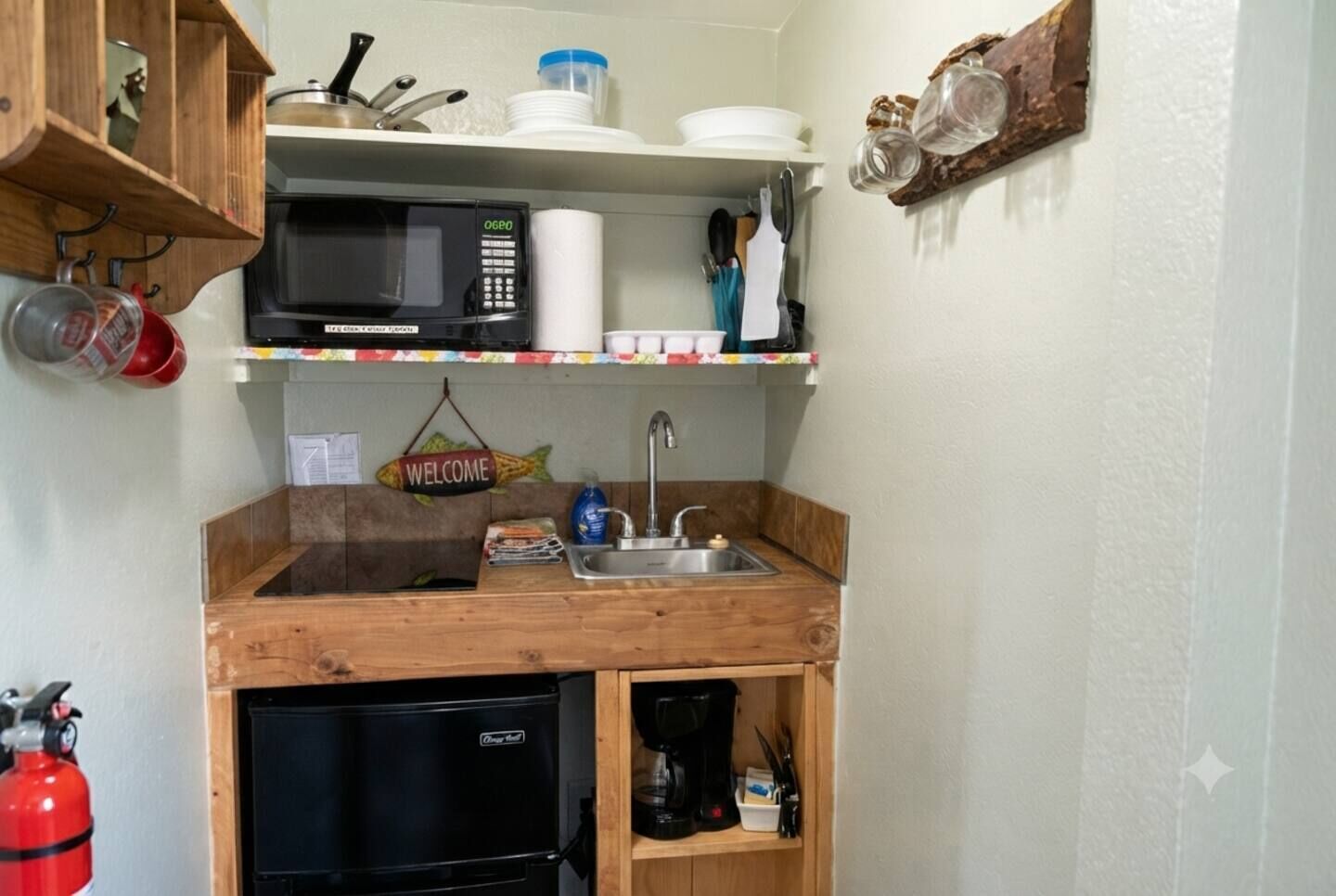 Cafetera y tetera, refrigerador, microondas y parrilla de estufa 