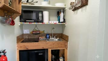 Cafetera y tetera, refrigerador, microondas y parrilla de estufa