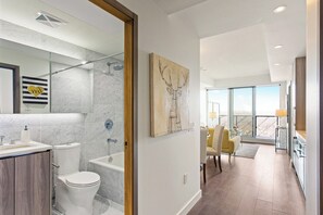 Haartrockner, Handtücher, Seife, Toilettenpapier
