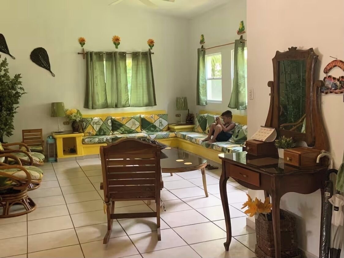 Smart TV, chimenea, futbolito y tenis de mesa 