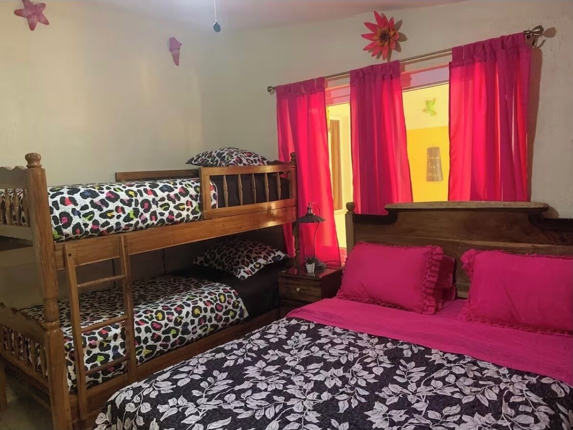 3 habitaciones, tabla de planchar con plancha y cuna de viaje 