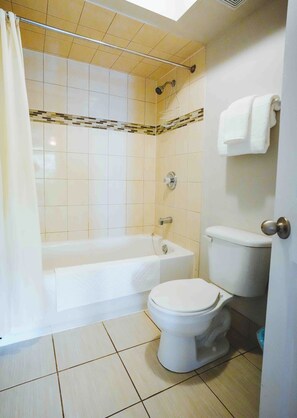 Bathroom - Robin Cottage - 2 Bedroom (Trent Lakes)