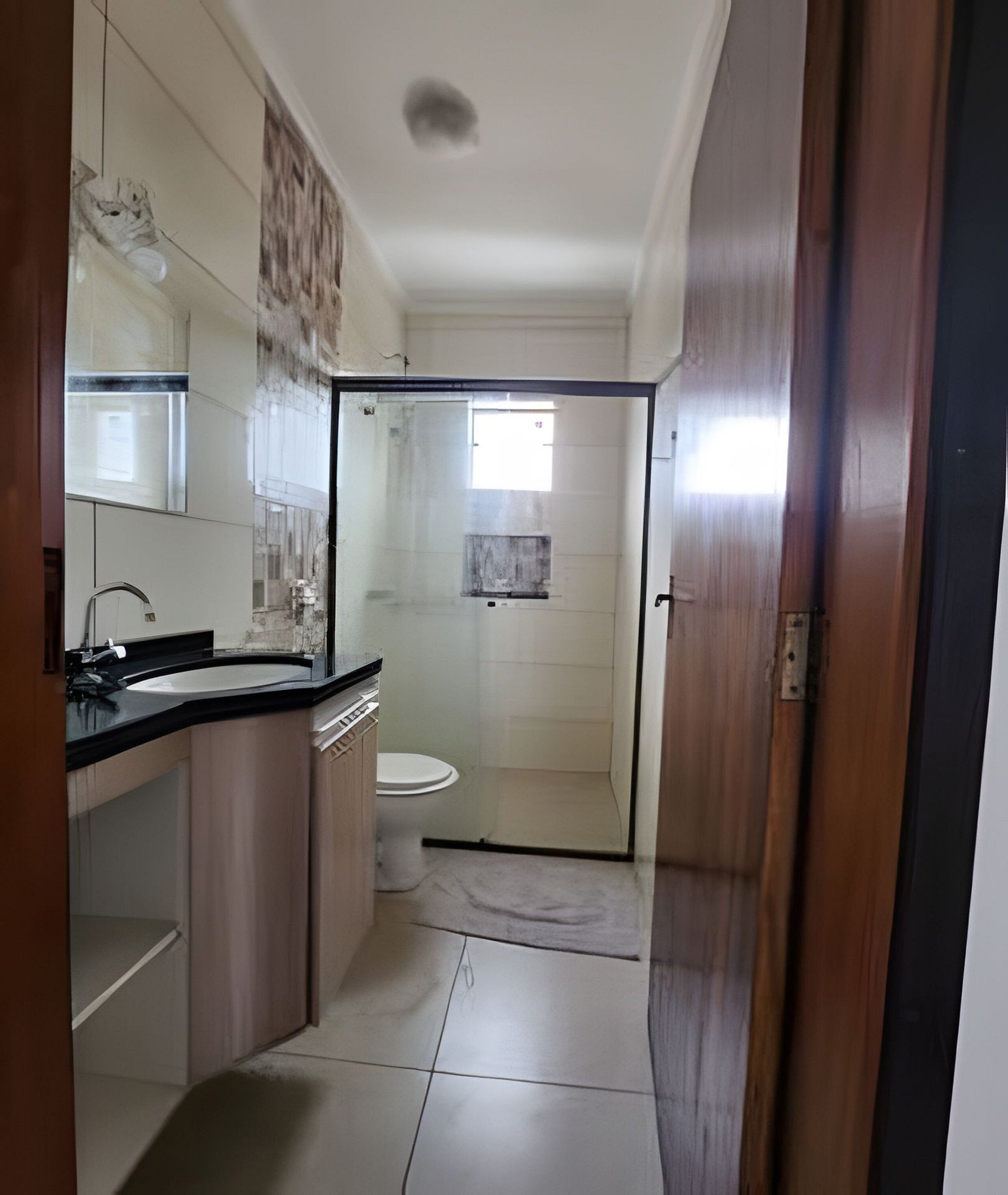 Un baño con inodoro, lavamanos y zona de ducha.