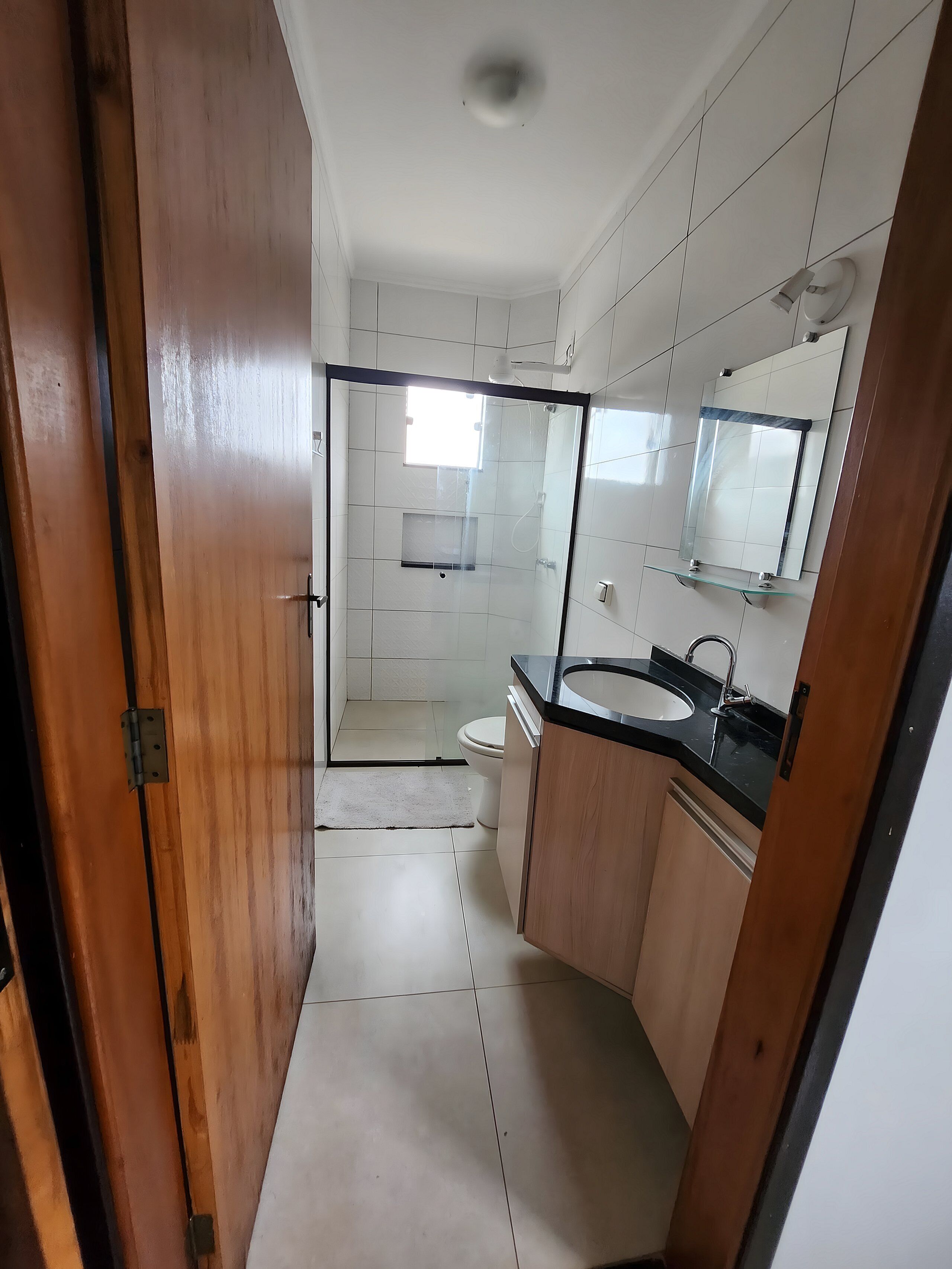 Un baño con ducha, inodoro y lavamanos.