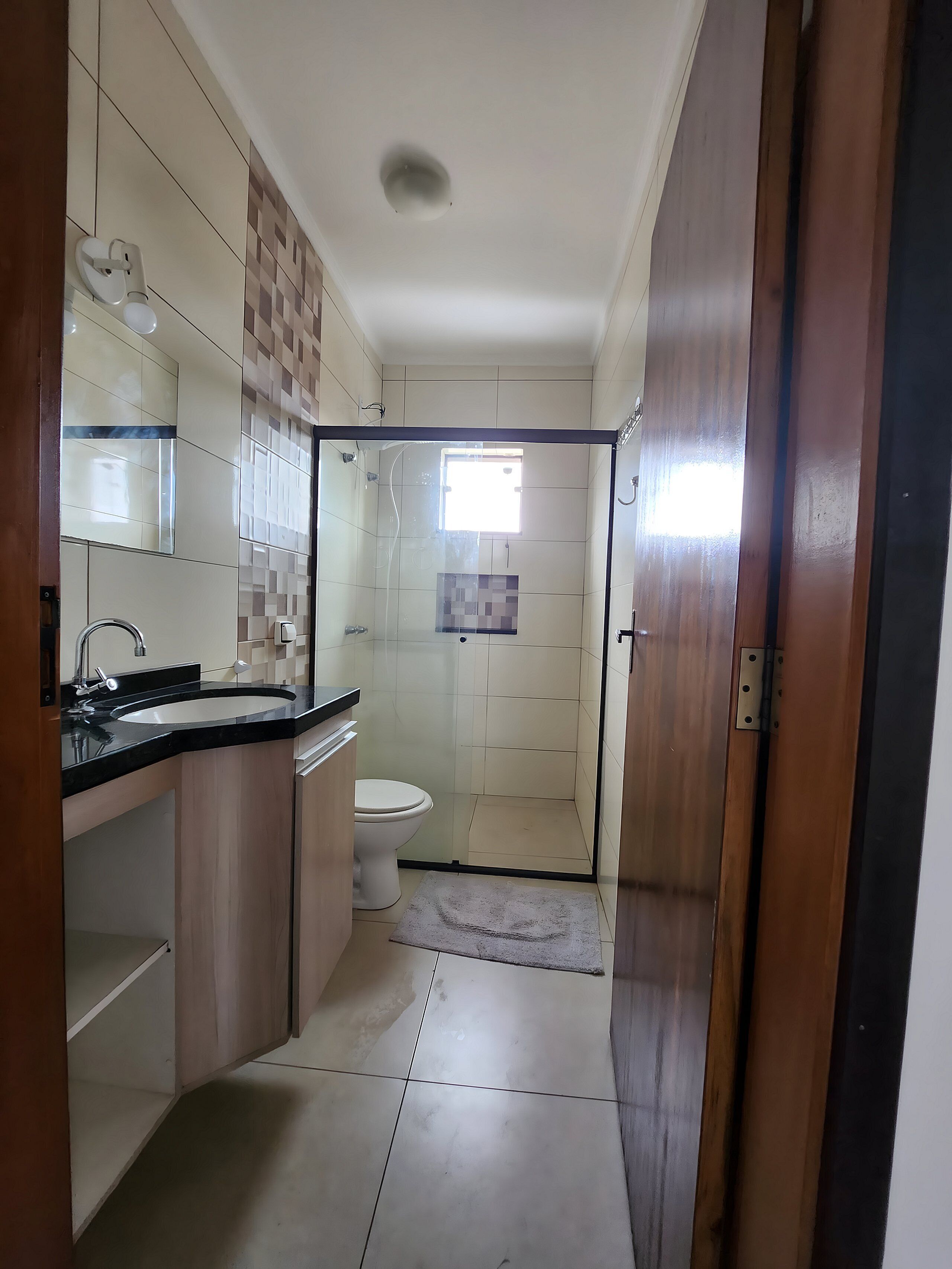 Apartamento família | Banheiro | Chuveiro, toalhas de banho, papel higiênico 
