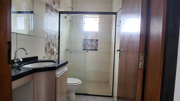 Apartamento familiar | Baño | Ducha, toallas y papel higiénico