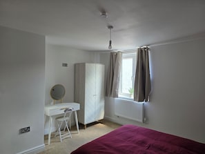 3 habitaciones, tabla de planchar con plancha, wifi y ropa de cama