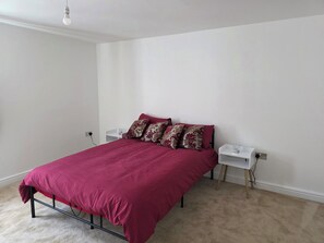 3 habitaciones, tabla de planchar con plancha, wifi y ropa de cama 