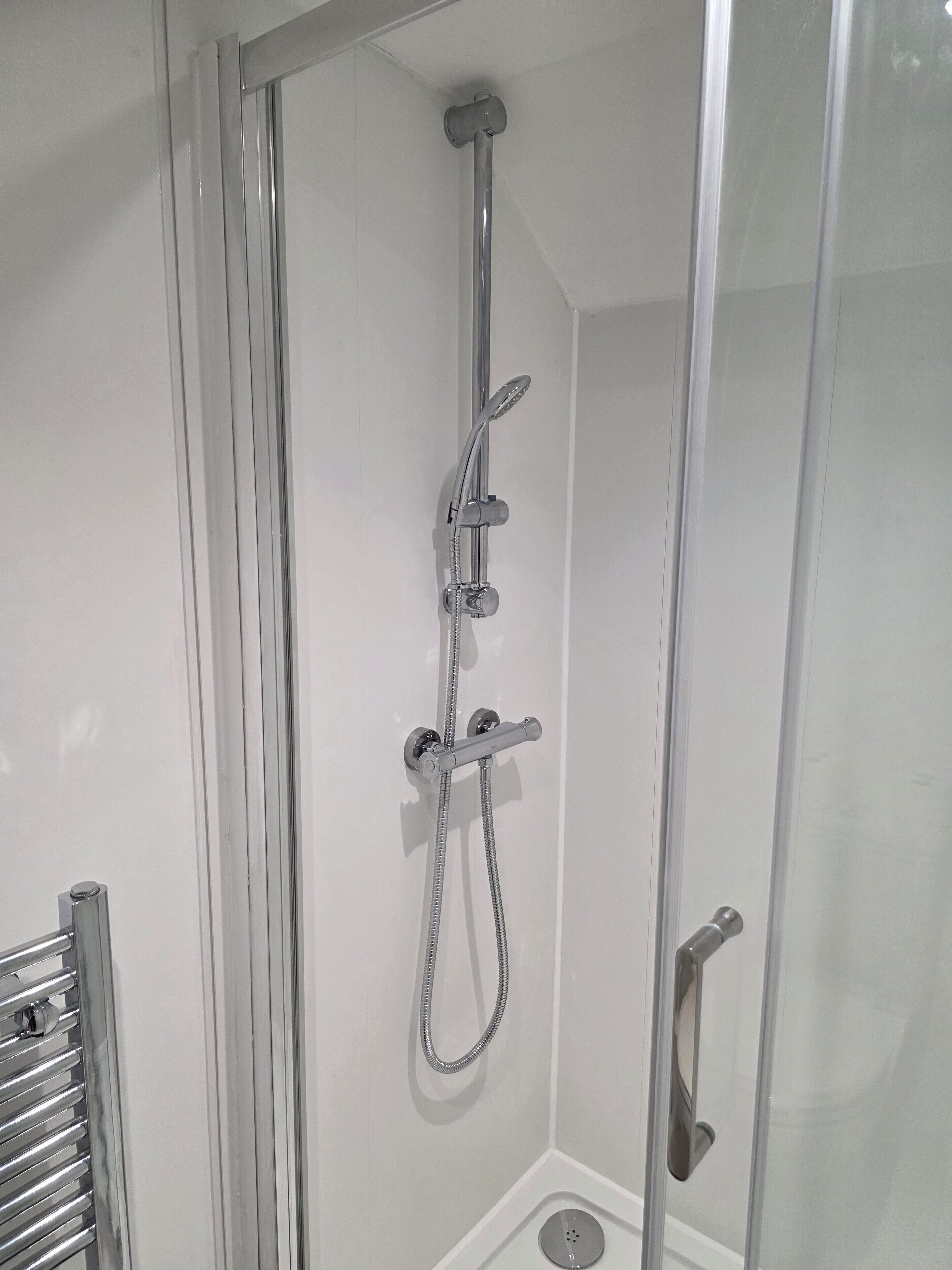 シャワー、タオル、石鹸、トイレットペーパー