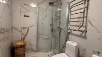 Ducha, secador de pelo, toallas y papel higiénico