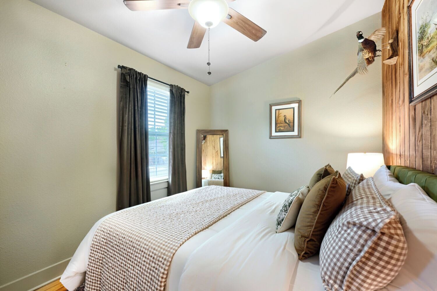 1 bedroom, desk, WiFi, bed sheets