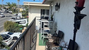 A balcony with outdoor furniture, a street view, and a clear sky. - Fabulous 2-bedroom apartment in sunny San Clemente perfect for relaxing (San Clemente)
