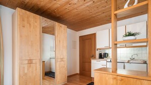 Una cocina moderna con armarios de madera, un lavamanos y una encimera.