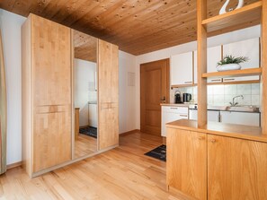 Eine moderne Küche mit Holzschränken, einem Spülbecken und einer Arbeitsplatte.