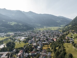 Eine Stadt eingebettet in ein Tal, mit einem Fluss, umgeben von Bergen.