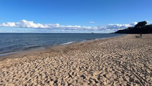 A beach with a clear sky and calm sea. - A spacious house with a garden by the sea, close to the beach and the pier. (Mosty)