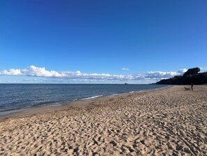 A beach with a clear sky and calm sea. - A spacious house with a garden by the sea, close to the beach and the pier. (Mosty)