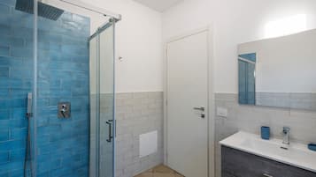 Dusche, Haartrockner, Handtücher