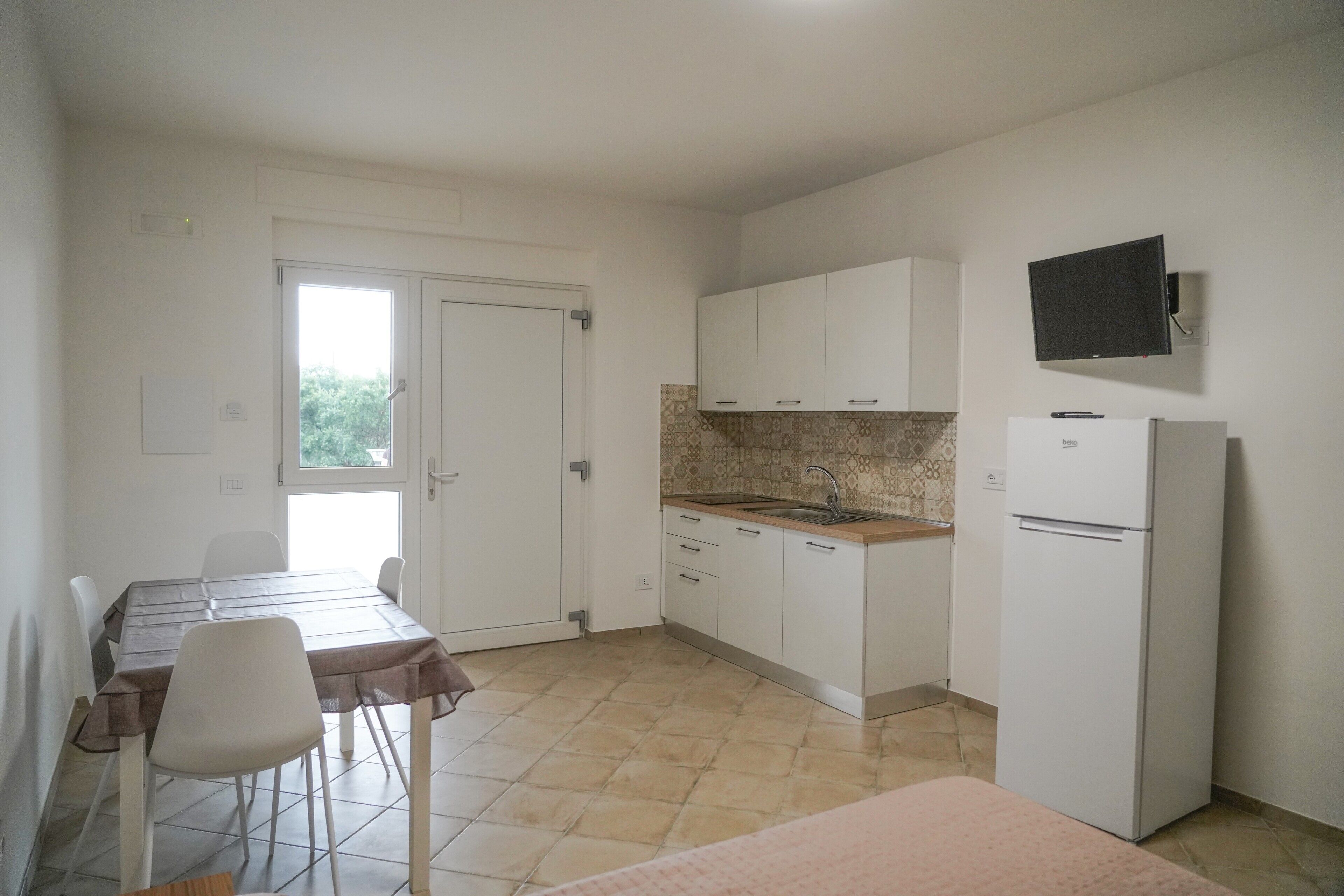 Coffee/tea maker, fridge, stovetop, electric kettle