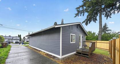2 Bed Cottage, Close to Tacoma Mall, Freeways