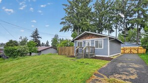 A residential property with a detached house, a fenced yard, and a driveway leading to a garage. - 2 Bed Cottage, Close to Tacoma Mall, Freeways (Tacoma)