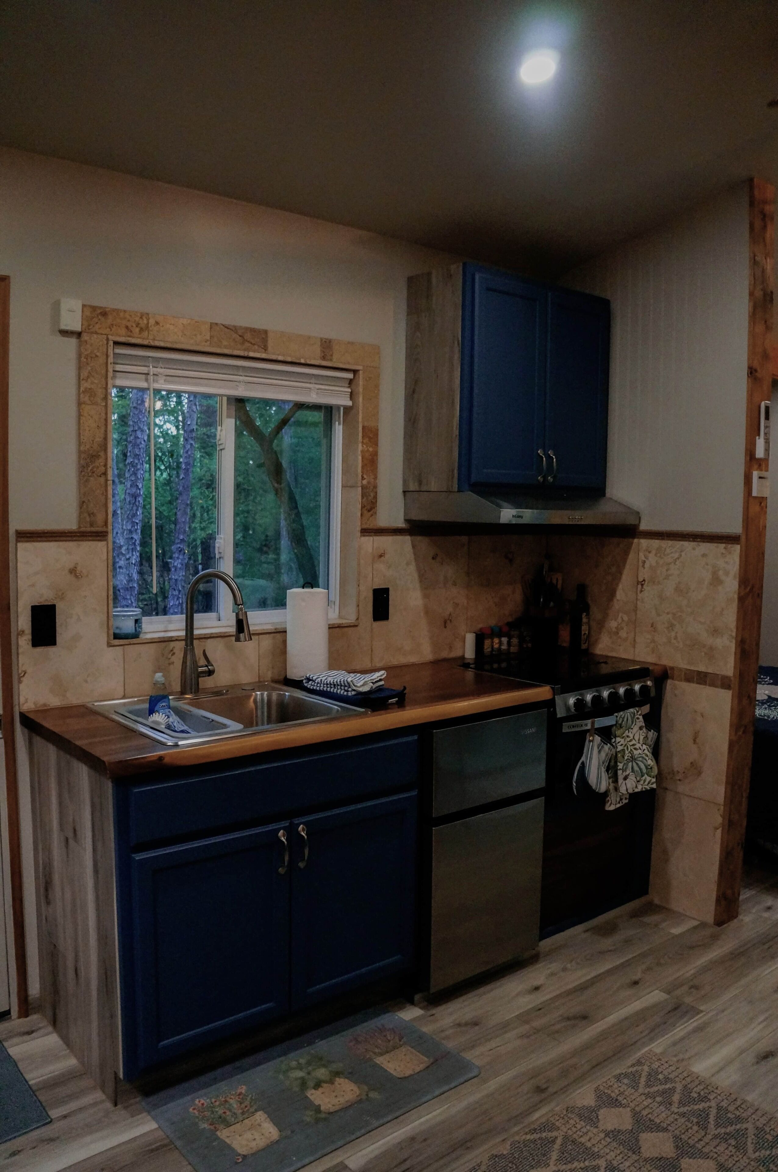 Coffee/tea maker, fridge, oven, stovetop