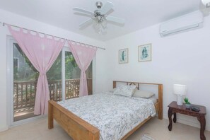 Room - Jungle Beach House, Hidden in the Jungle, Yet Just a 6 Minute Walk to The Beach! (West End)