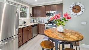 Private kitchen - Stunning 2-bed Apt in the Heart of Queen Anne (Seattle)