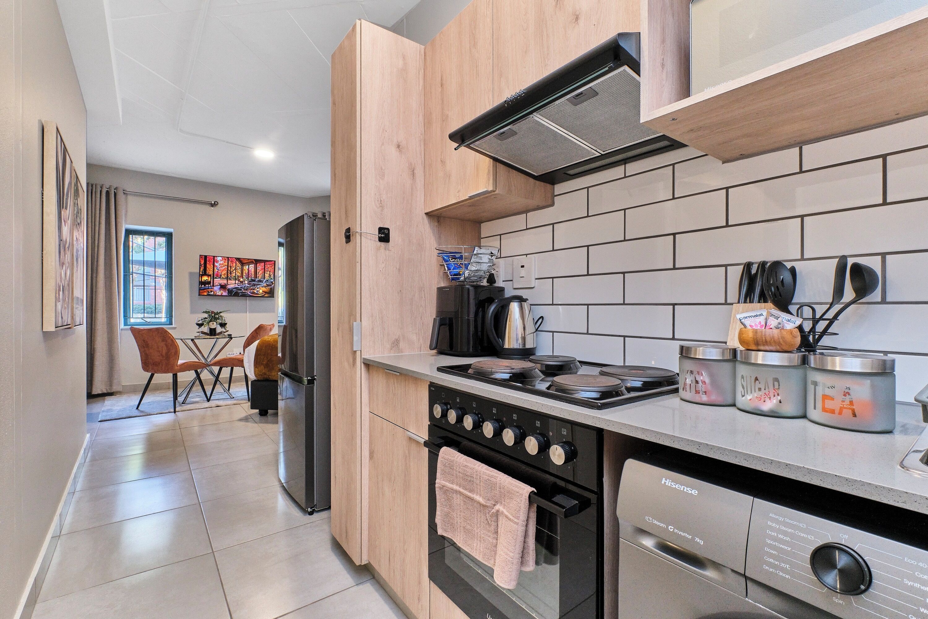 Una cucina moderna con un'isola centrale, un fornello e una lavastoviglie.