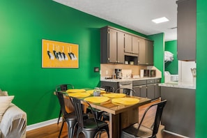 Dining - New! Military Upper Unit 20 min to Ft. Benning (Columbus)