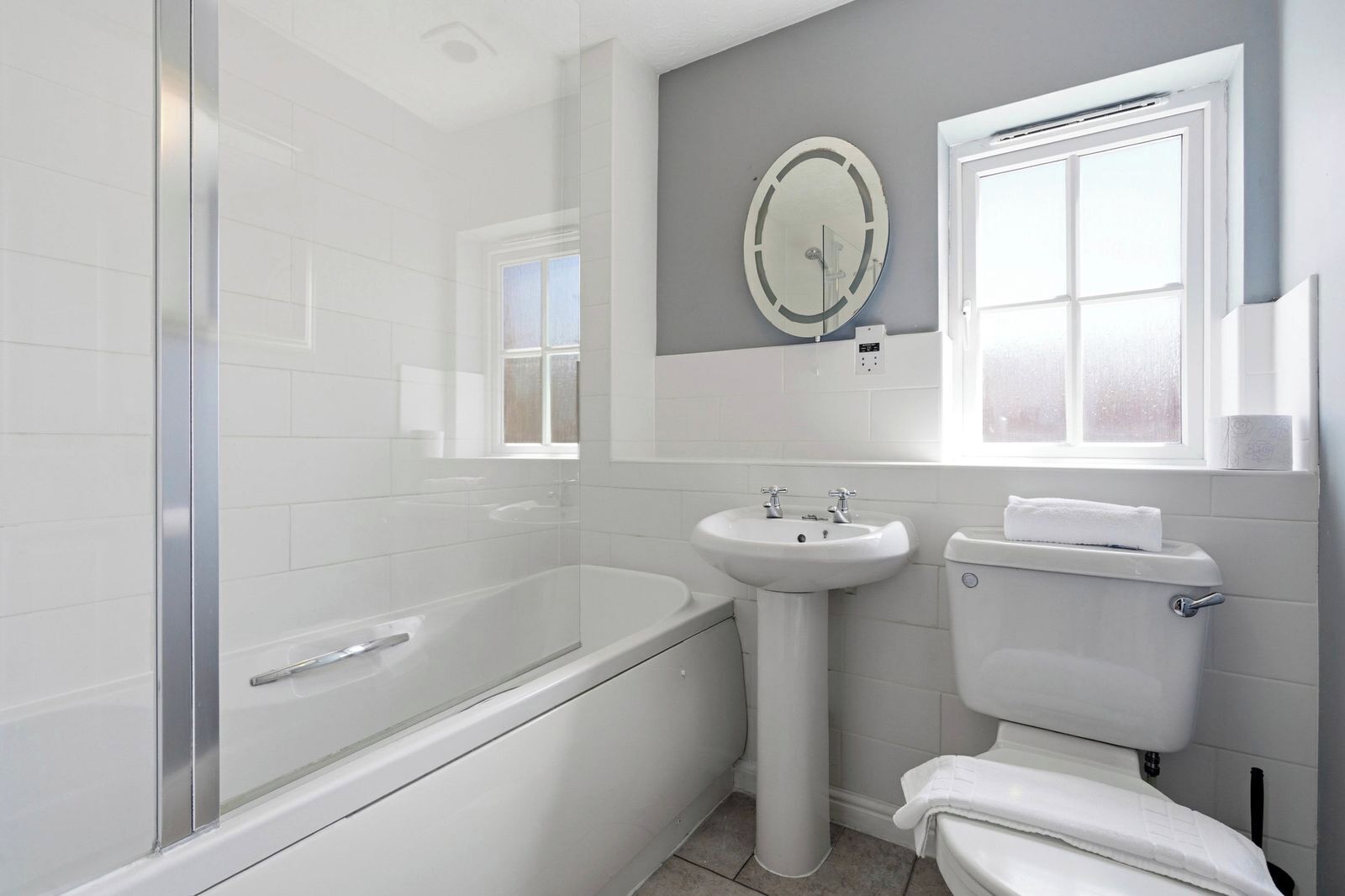 Ein Badezimmer mit Duschkabine, Waschbecken und Toilette.