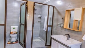 Un baño con inodoro, ducha y lavamanos.
