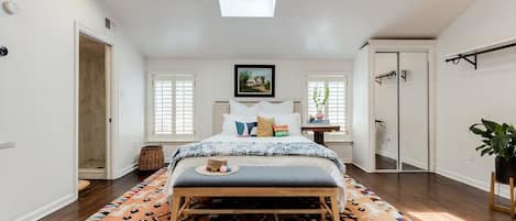 Desk, iron/ironing board, WiFi, bed sheets
