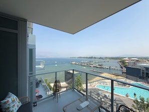 Ein Balkon mit Blick auf eine Marina und ein Schwimmbad.