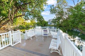 A wooden deck with white railings, benches, and a sign indicating no diving. - New Key Largo Kawama . 2 Kings . Matina . Pickleball (Key Largo)
